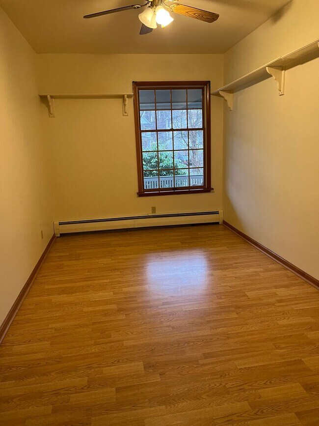 Building Photo - 940 Woodlawn St