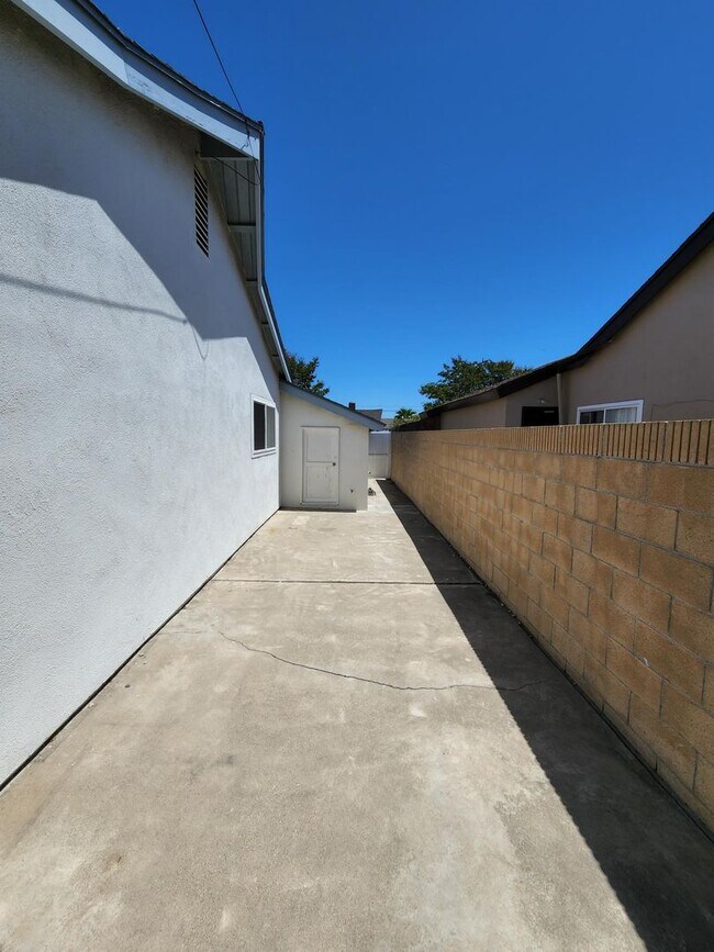 Building Photo - 3 Bedroom 2 Bath Home,
