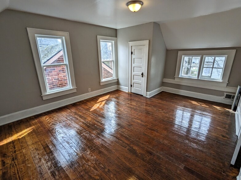 Building Photo - 216 W 12th St