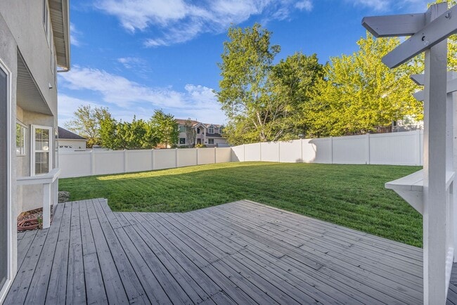 Building Photo - 5BR Sandy Home w/ NEW Flooring, Huge Basement & Large Backyard