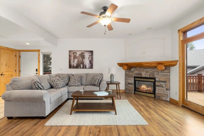 Building Photo - 3 Bed 2 Bath Condo!