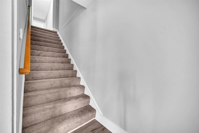Building Photo - 1834 Parkwood Ave