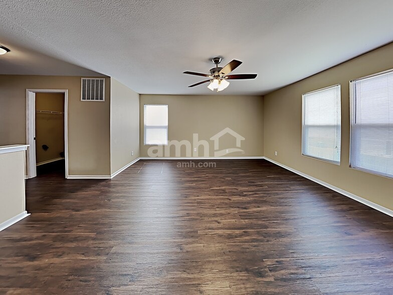 Building Photo - 502 Bourneside Dr