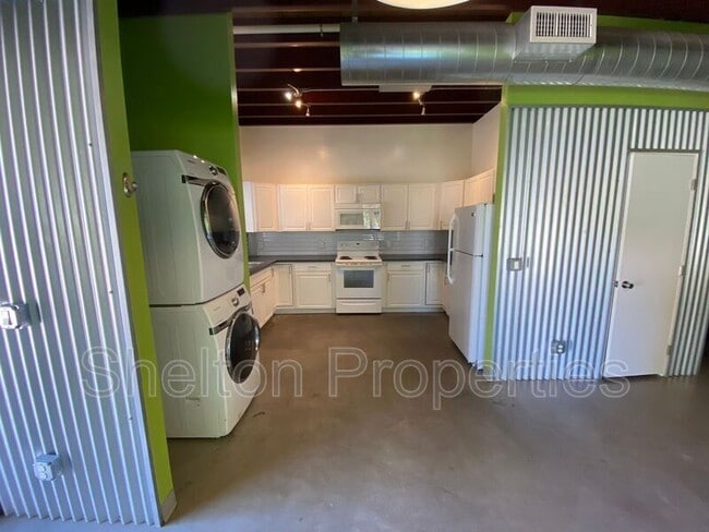 Building Photo - 2121 W Hayward Ave