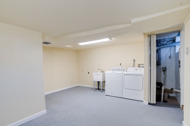 Building Photo - Charming End-Unit Townhome