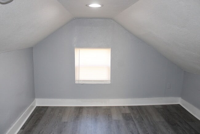 Building Photo - Cozy 3-bedroom, 1 full bath with vanity home located in Kansas City, MO.