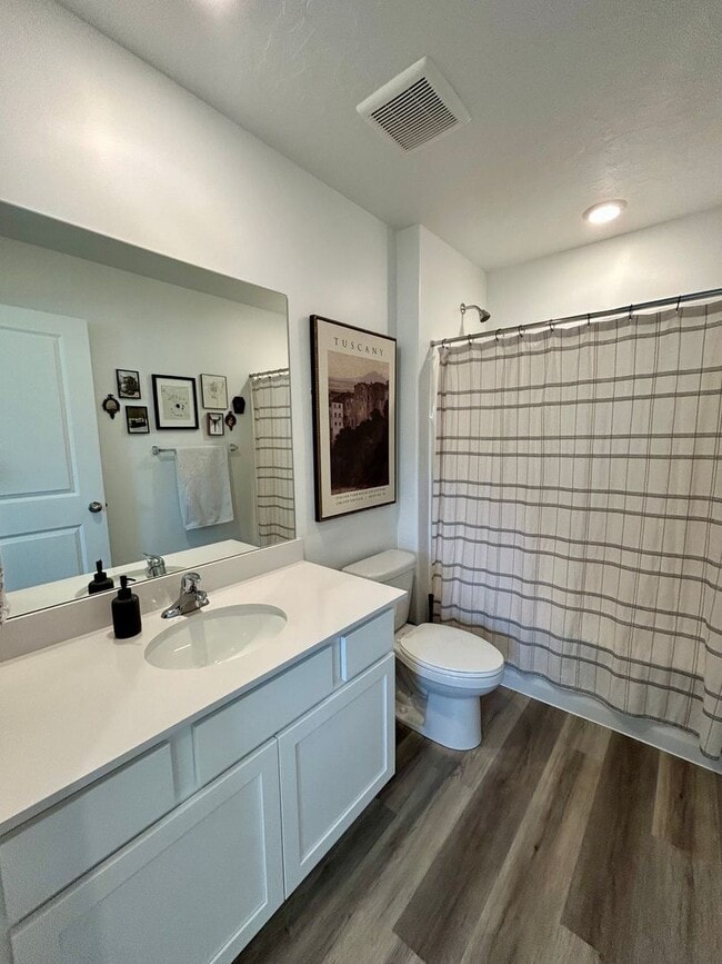 Building Photo - End Unit 3 bed 2 bath Townhome in Spanish ...
