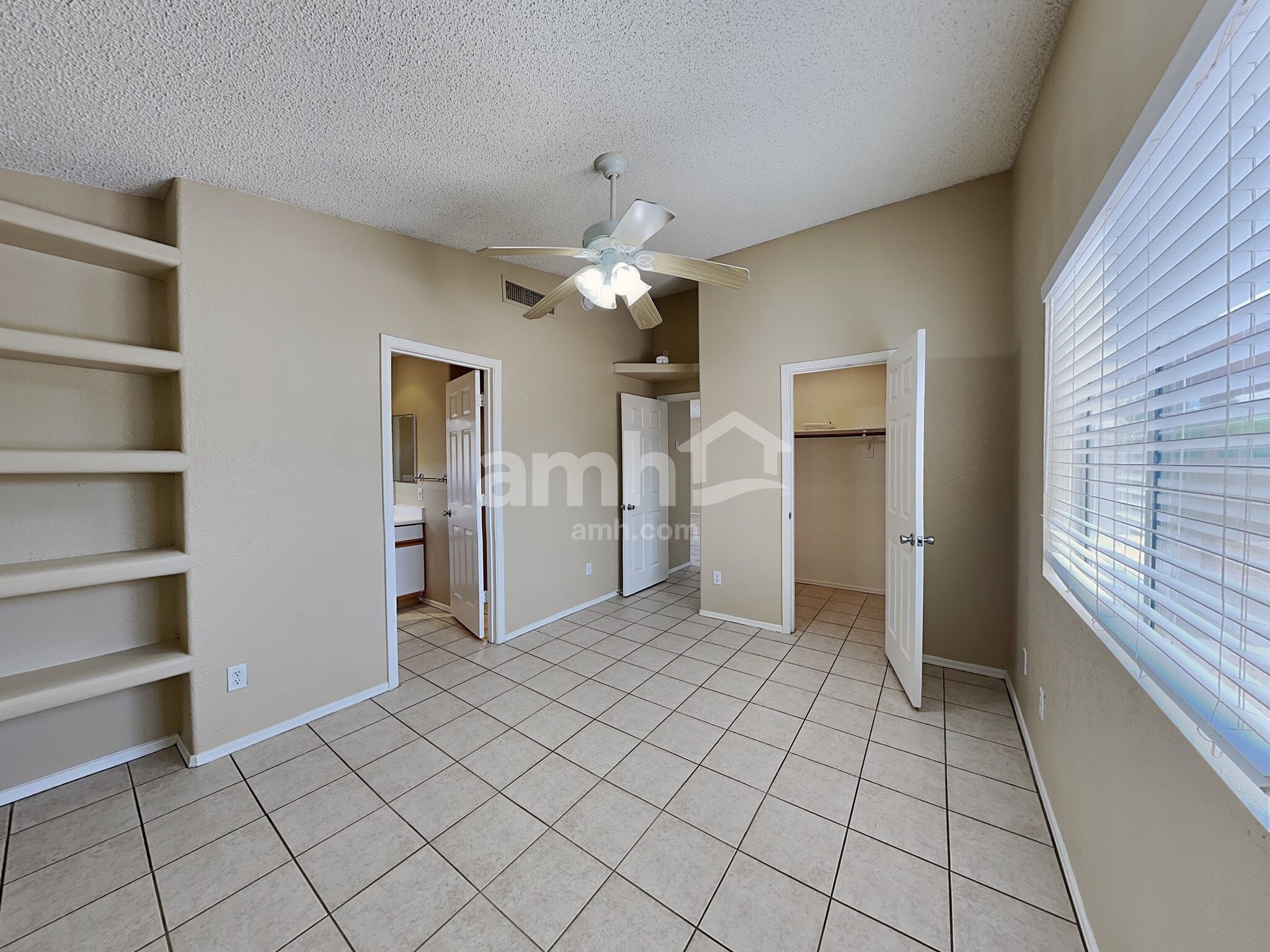 Building Photo - 9050 E Glenmont Dr