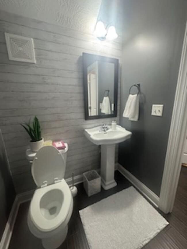 Building Photo - Available Now! Beautiful 3-Bedroom Home in Canterbury Farms