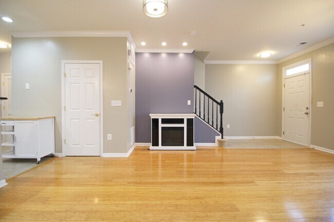Building Photo - Updated 3/2.5 Townhome w/1 car garage