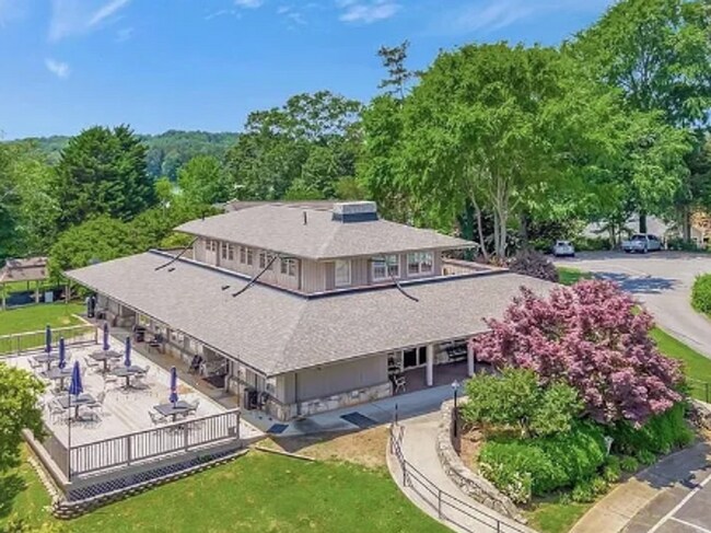 Building Photo - Beautiful and Spacious! Upgraded Multi-level Retreat with Lake Access, Golf, and Resort- Style Am...