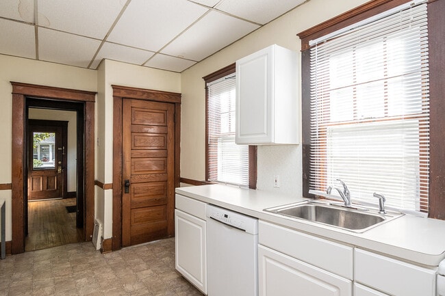 Building Photo - 112 Adams St