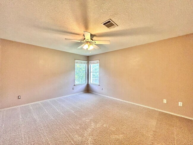 Building Photo - Lovely & Spacious 3/BR 2.5/BA Home in Roun...