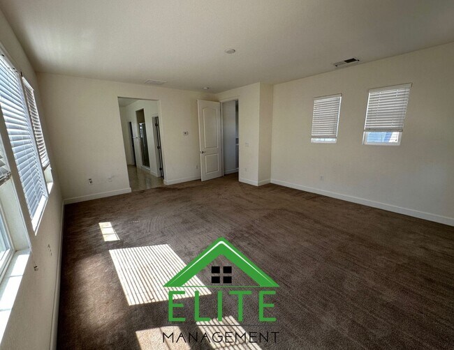 Building Photo - Spacious and Stylish 4-Bedroom Home in Des...