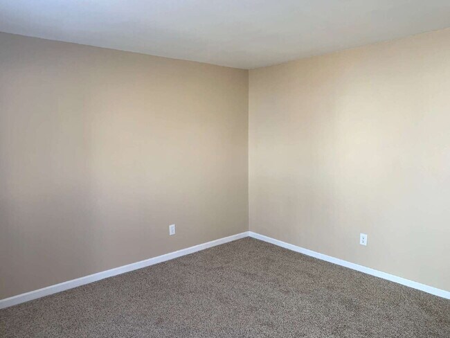 Building Photo - "Spacious 4-Bedroom Haven with 2 Full Baths in Prime Fort Collins Location!"