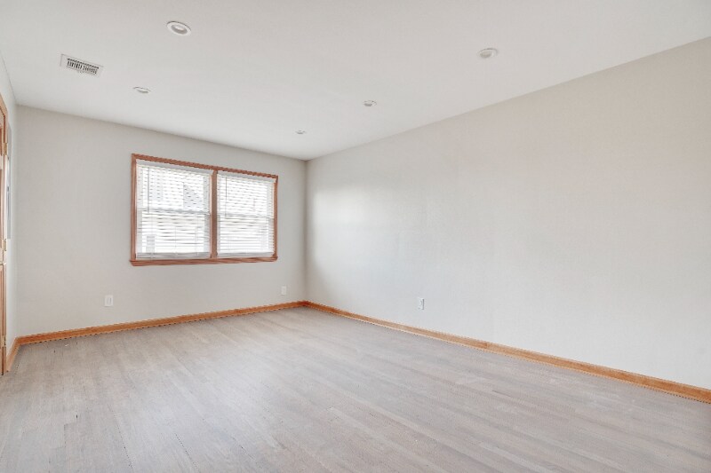 Building Photo - 414 Elm St