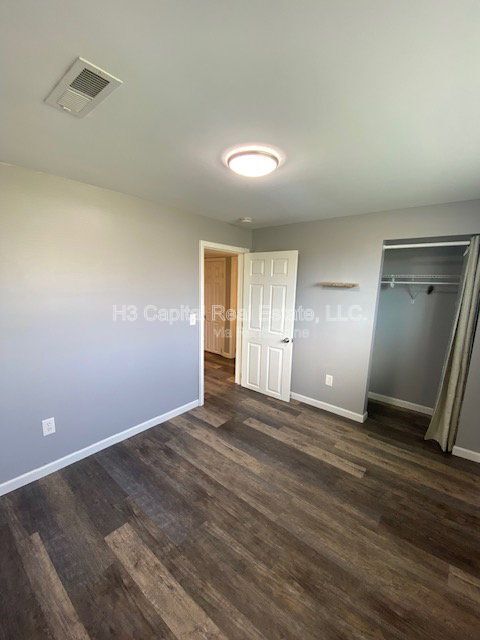 Building Photo - 217 Camelford Dr