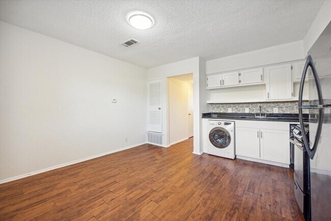 Building Photo - 2401 Manor Rd