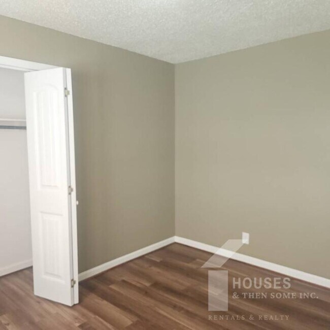 Building Photo - 4 Fargo Cir