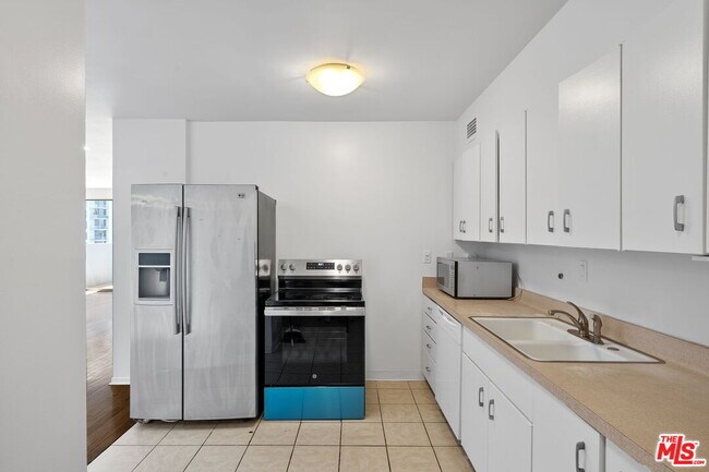 Building Photo - 865 Comstock Ave