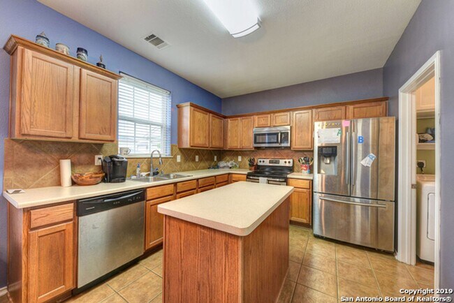 Building Photo - 3 Bedroom/2.5 Bathroom Home Located in Bentwood Ranch