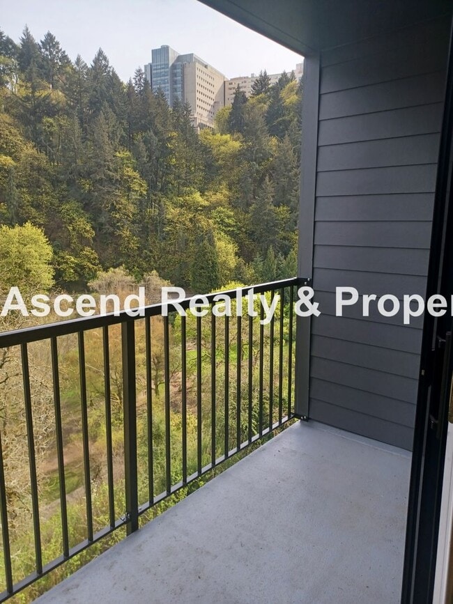 Building Photo - Stunning Views! 2 Level Condo Minutes to Downtown & PSU Incl Water/Sewer/Garbage & Parking