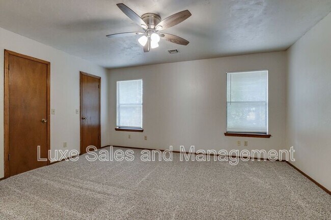Building Photo - 1705 N Gleason Ave