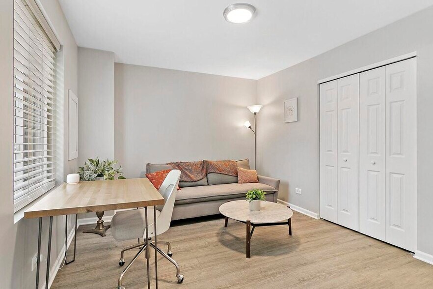 Building Photo - 931 W Glen Flora Ave