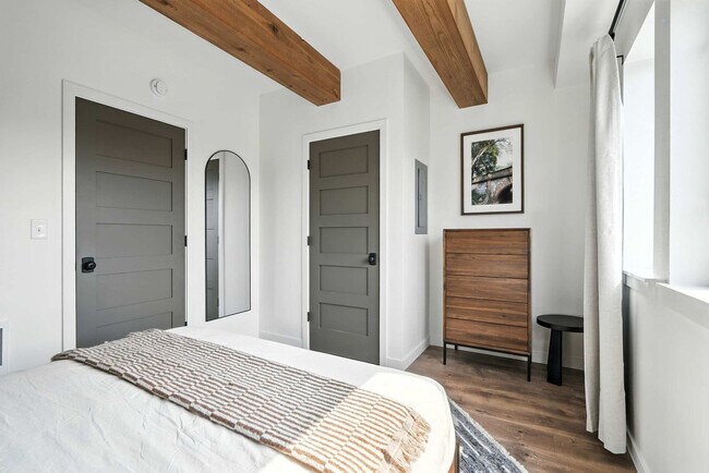 Building Photo - 925 NE 23rd Ave