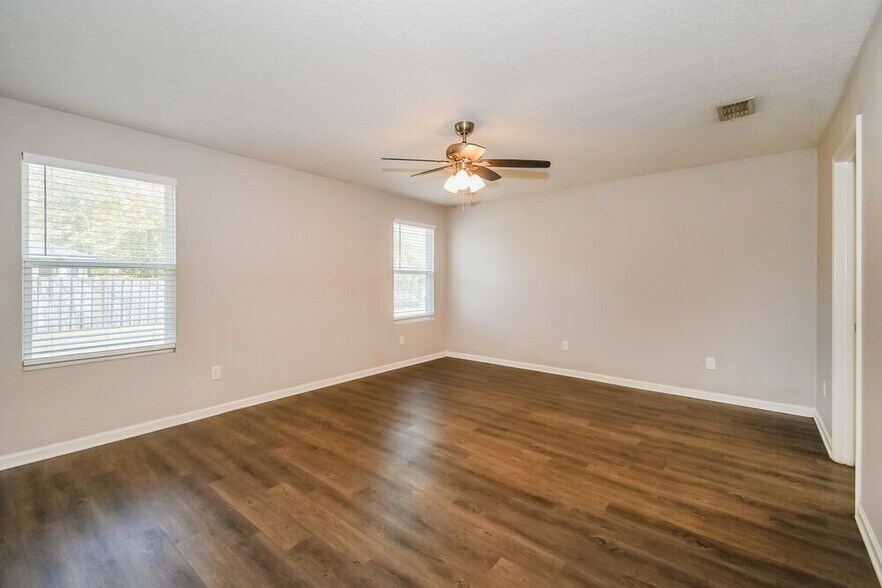 Building Photo - 6968 Loris Ln