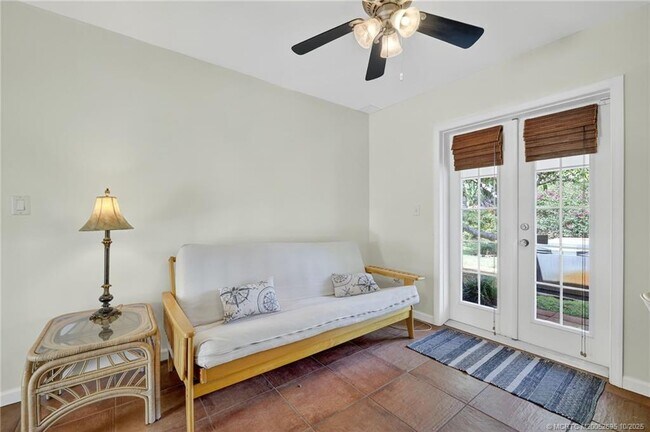 Building Photo - 262 SE Monterey Ave