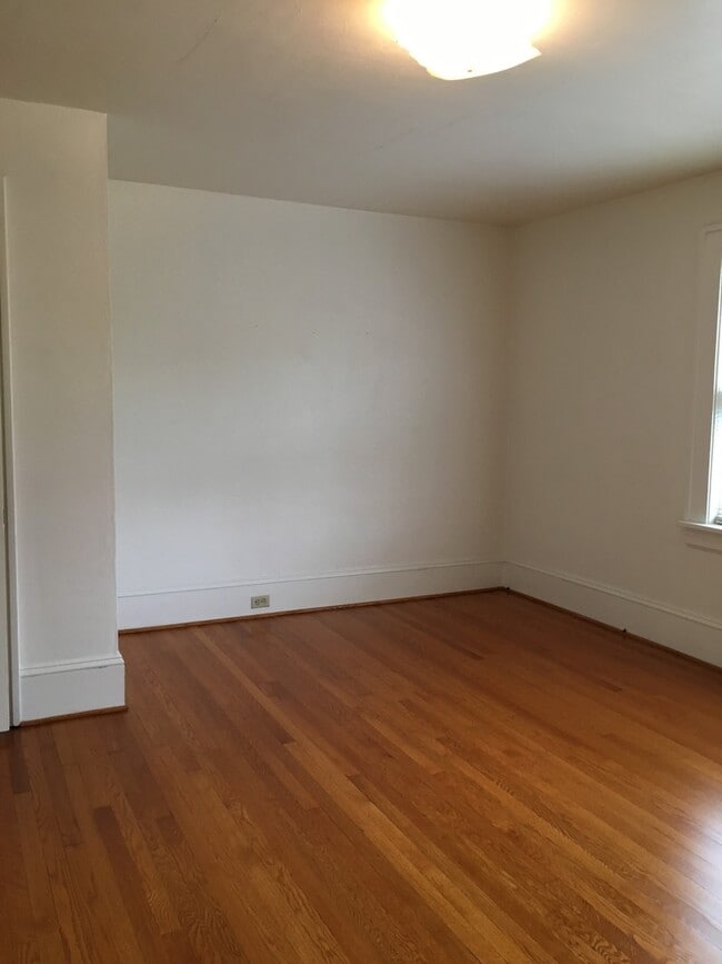 Building Photo - Wonderful 2 Bedroom 1.5 Bathroom