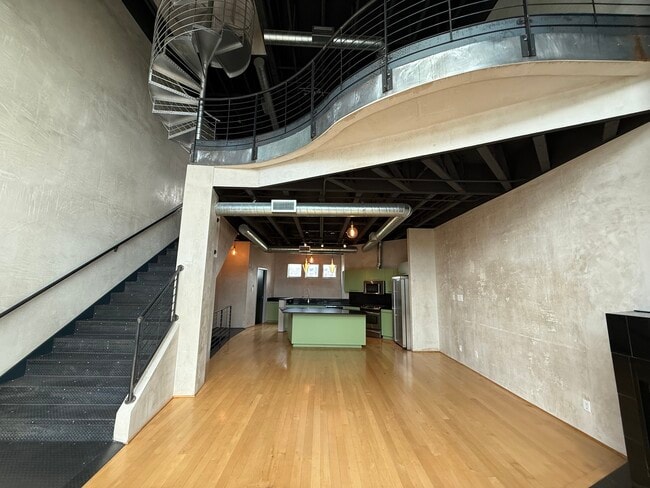 Building Photo - 825 W Daggett Ave