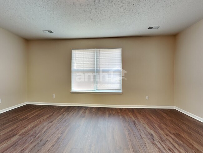 Building Photo - 1439 Round Lake Rd