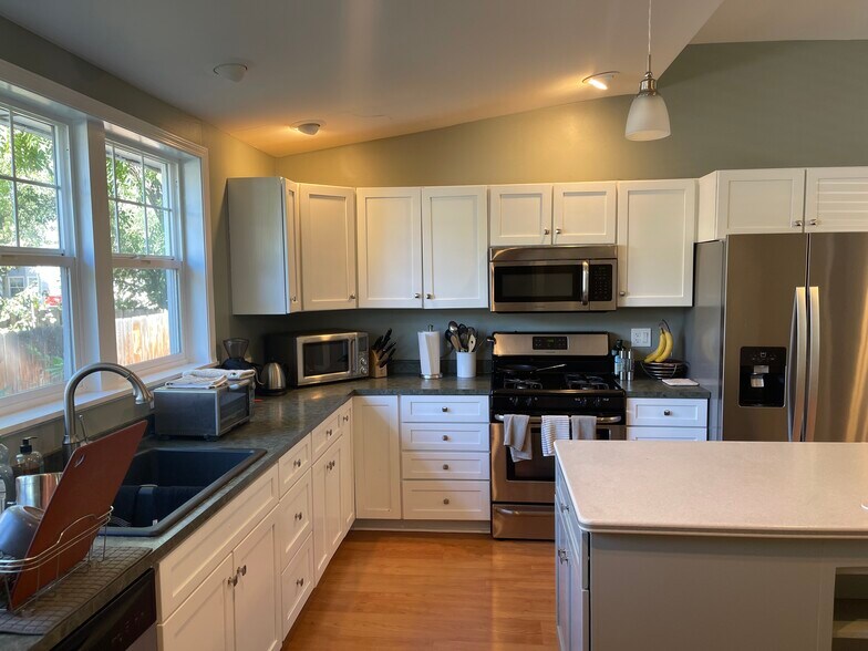 Building Photo - 1529 S Vermont Ave