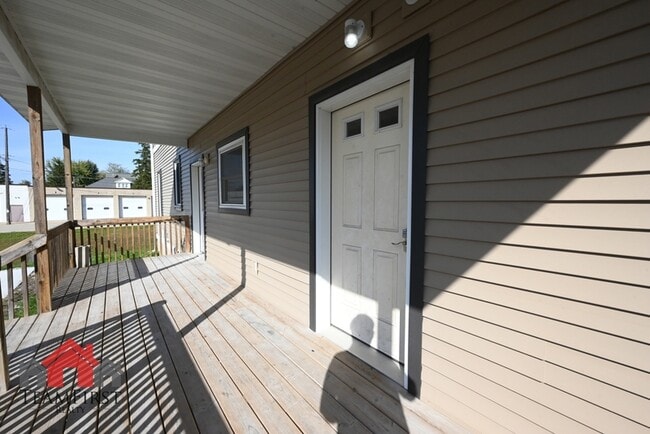 Building Photo - 205 N Maple St