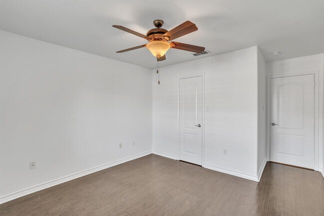 Building Photo - 9813 Sandhill Dr