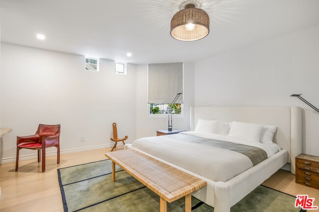 Building Photo - 5201 Vía Donte