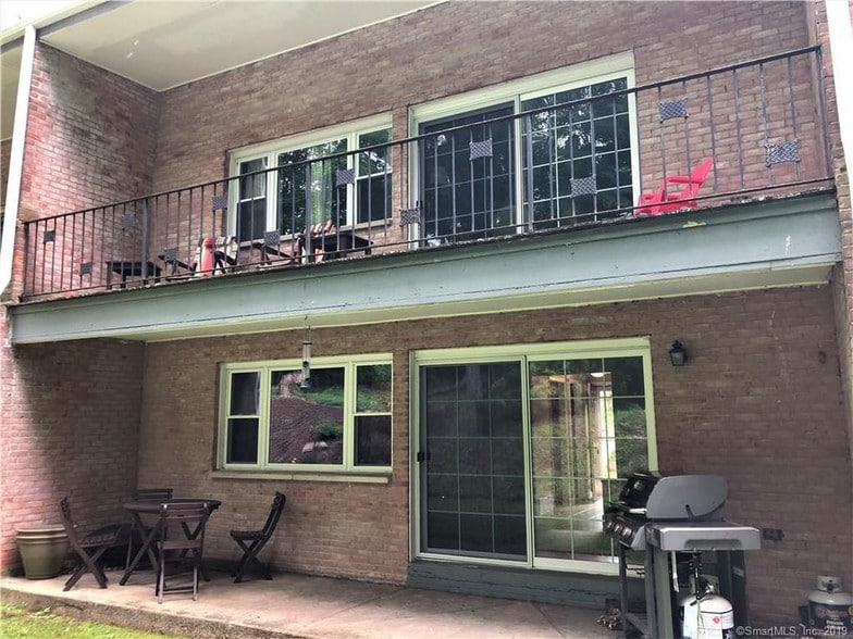 Building Photo - 305 S Brooksvale Rd