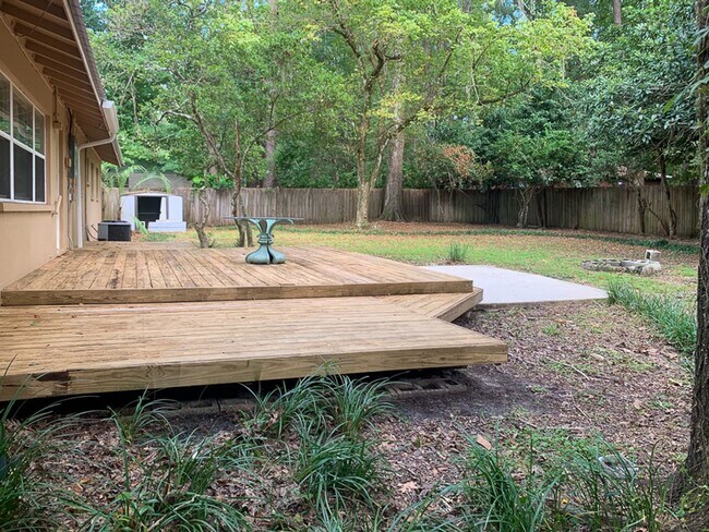 Building Photo - 3/2 House Walking Distance to UF & Law Sch...