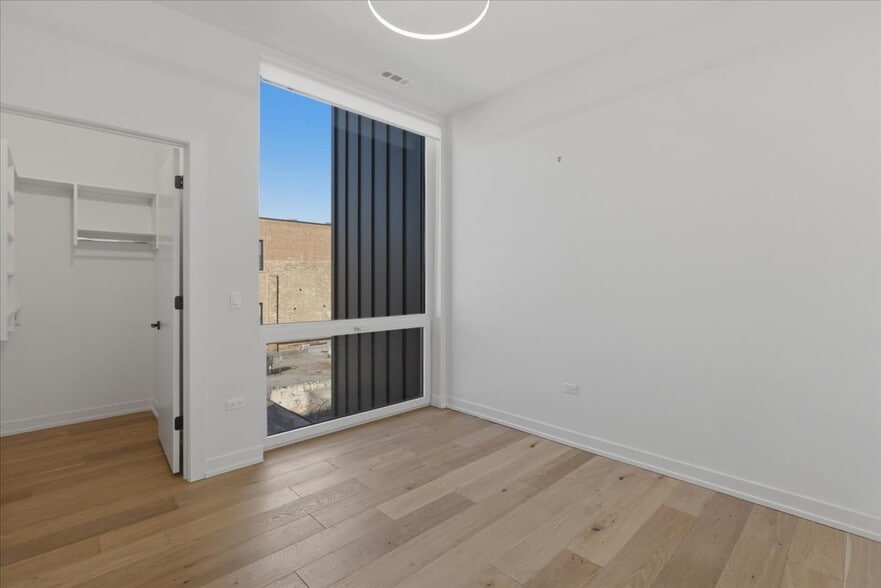 Building Photo - 4515 N Clark St