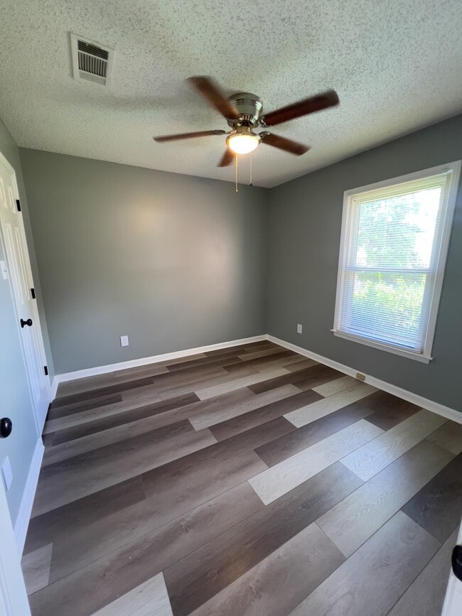 Building Photo - 6495 Saddleback Cir