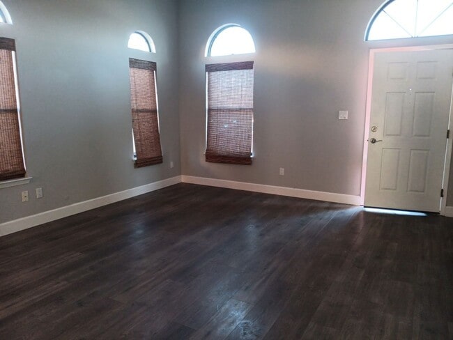 Building Photo - 3 Bedroom, 2 Bathroom Home! Schedule a Showing Today!