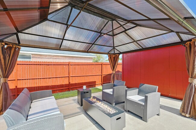 Building Photo - 521 E Robin Ct