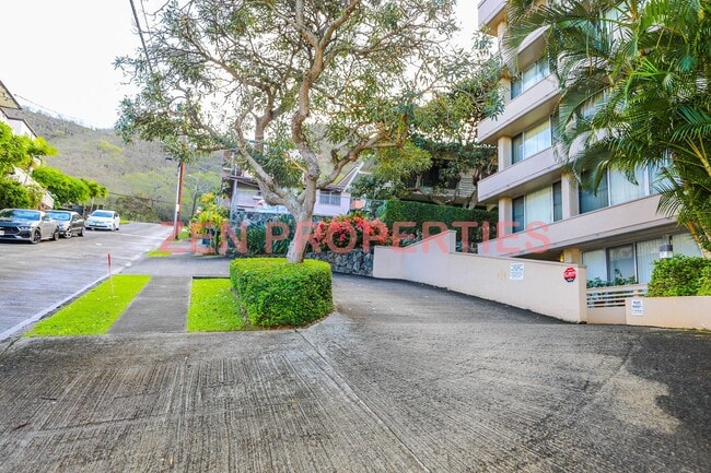 Building Photo - 2 bedroom, 1 bath unit with 1 parking stal...