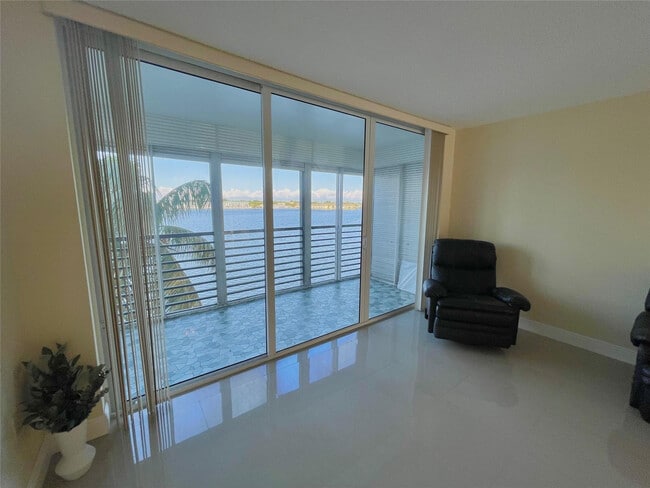 Building Photo - 1175 NE Miami Gardens Dr