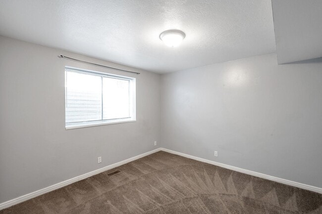 Building Photo - 673 E 1650 S
