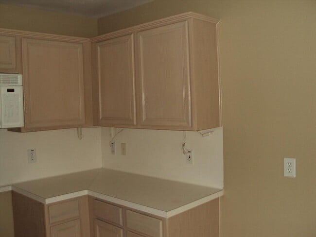 Building Photo - 7411 Village Lake Dr