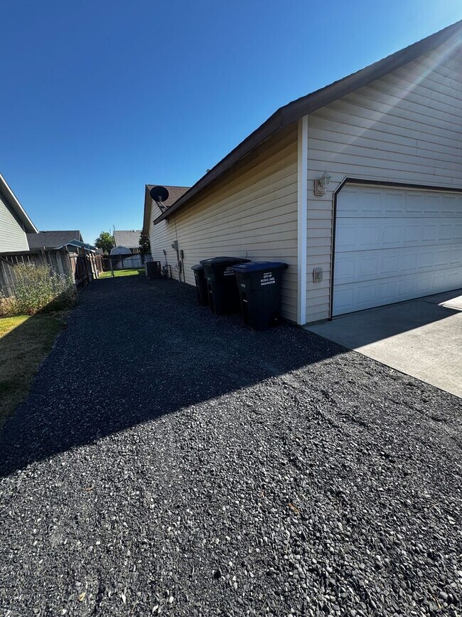 Building Photo - Fully Renovated Home in Crossroad Neighborhood!