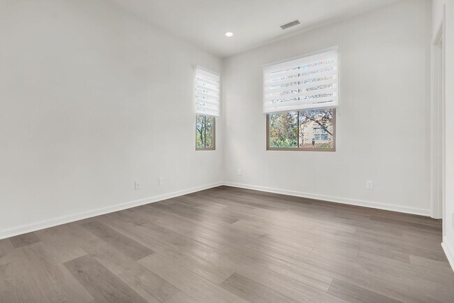 Building Photo - 72 Tulip